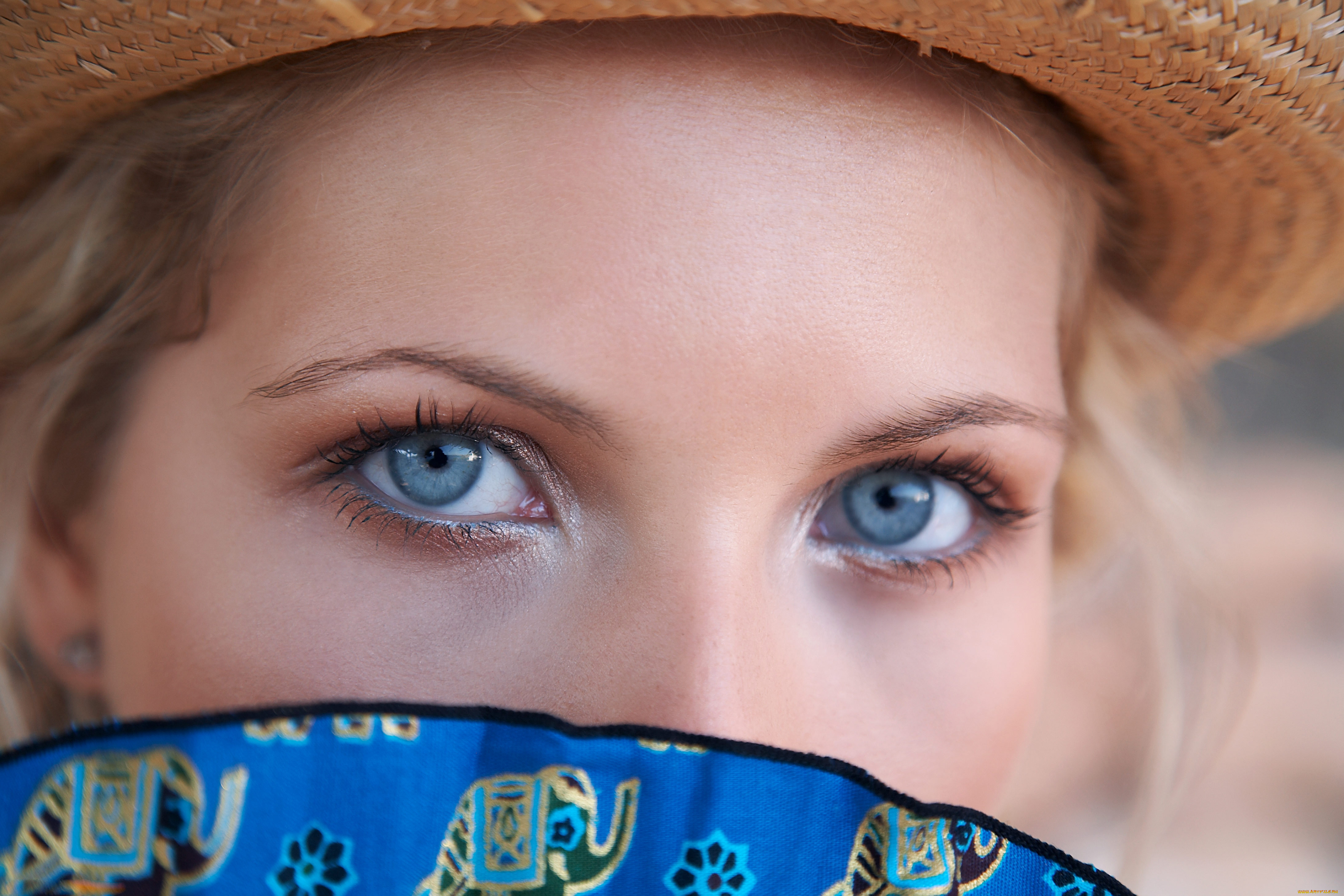 Синие глаза женщины